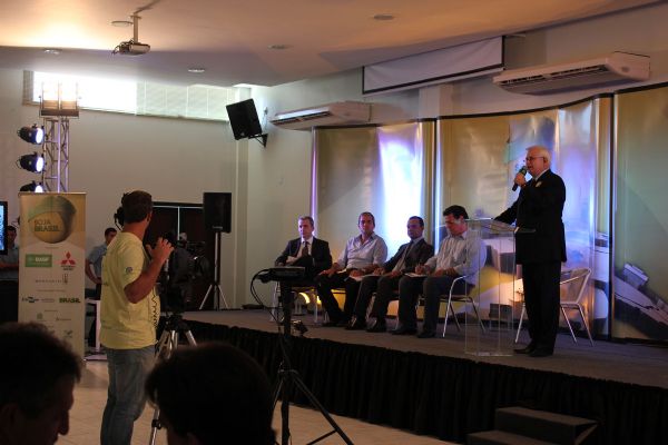 Parlamentares, consultor jurdico, analista de mercado, pesquisador e jornalistas participam do painel, diretamente de Londrina, Paran, na noite do dia 18 de outubro