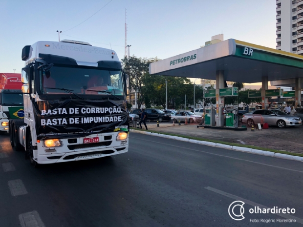 No dcimo dia de greve, Petrobrs anuncia aumento da gasolina nas refinarias