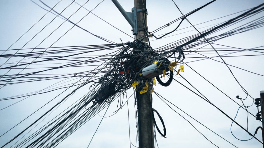 Fiscalizao da Energisa encontra mais de 13 mil irregularidades em pontos com fiao de uso das Operadoras em Cuiab