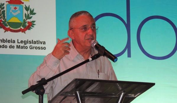 Diretor geral do Dnit expondo investimentos da autarquia em Mato Grosso