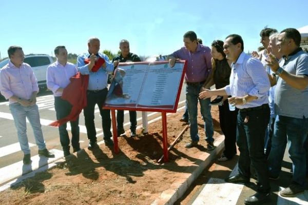 Prefeito de Sinop inaugurando mais um loteamento industrial no municpio