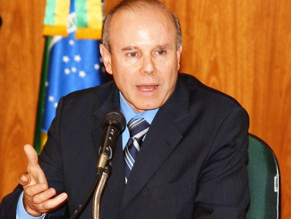 Mantega diz que governo continuar a tomar medidas para estimular economia