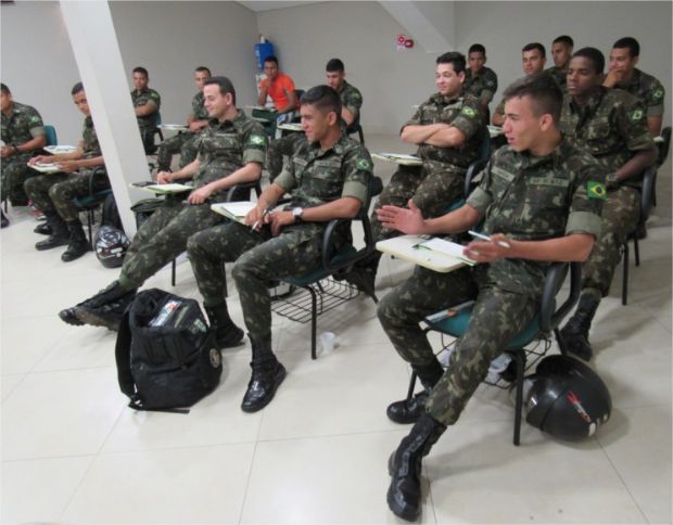 Soldados do exrcito participam de curso para operar mquinas agrcolas; salrios chegam a R$ 3,5 mil