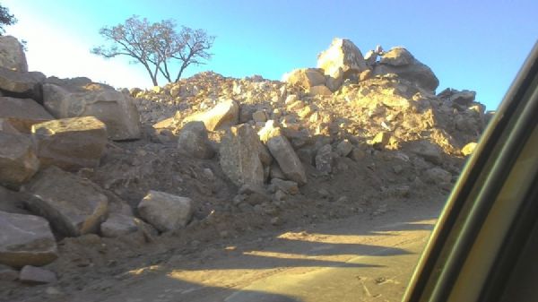 Detonao de rocha bloqueia trecho prximo a Jaciara nesta sexta