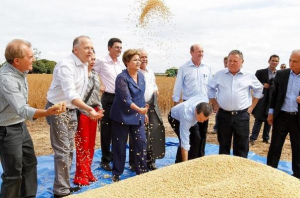 Pivetta com a presidente Dilma, governador Silval Barbosa, entre outras lideranas em Lucas do Rio Verde