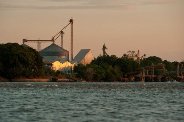 Porto de Cceres  tido como uma das rotas de escoamento da produo que partir da ZPE de Cceres