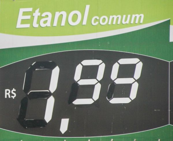 Etanol volta  casa dos R$ 1,99 o litro, aps quase trs meses de queda