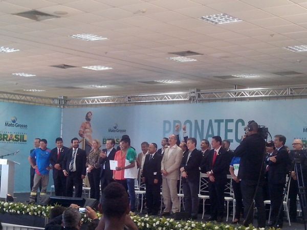 A presidente Dilma Rousseff entregou pessoalmente certificado aos formando do Pronatec e conferiu de perto a assinatura da carteira de trabalho de alunos que ingressaram no mercado de trabalho aps os cursos