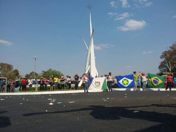 Produtores rurais promovem manifestao nas pontes dos rios Garas e Araguaia