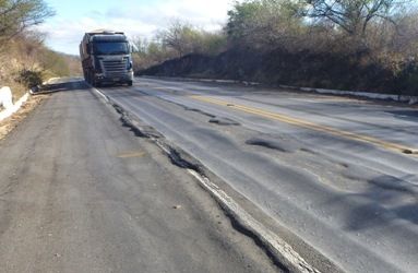 Estradeiro pela BR-242 vai checar a pavimentao da rodovia e qualidade dos servios do governo federal e estadual