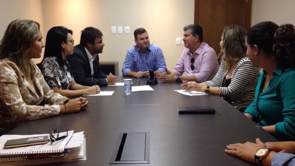 Representantes do Sindicato Rural de Cuiab e da Secretaria de Estado e Desenvolvimento Econmico (Sedec-MT) ajeitam ltimos detalhes do Frum de Cadeias Produtivas do Estado.