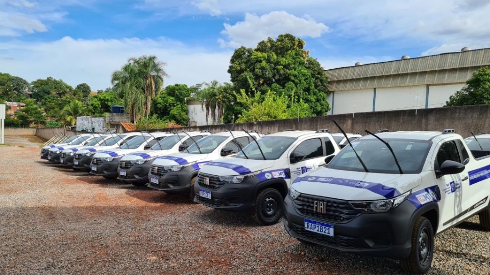 Governo de MT entrega 18 picapes para agricultores familiares transportarem produo