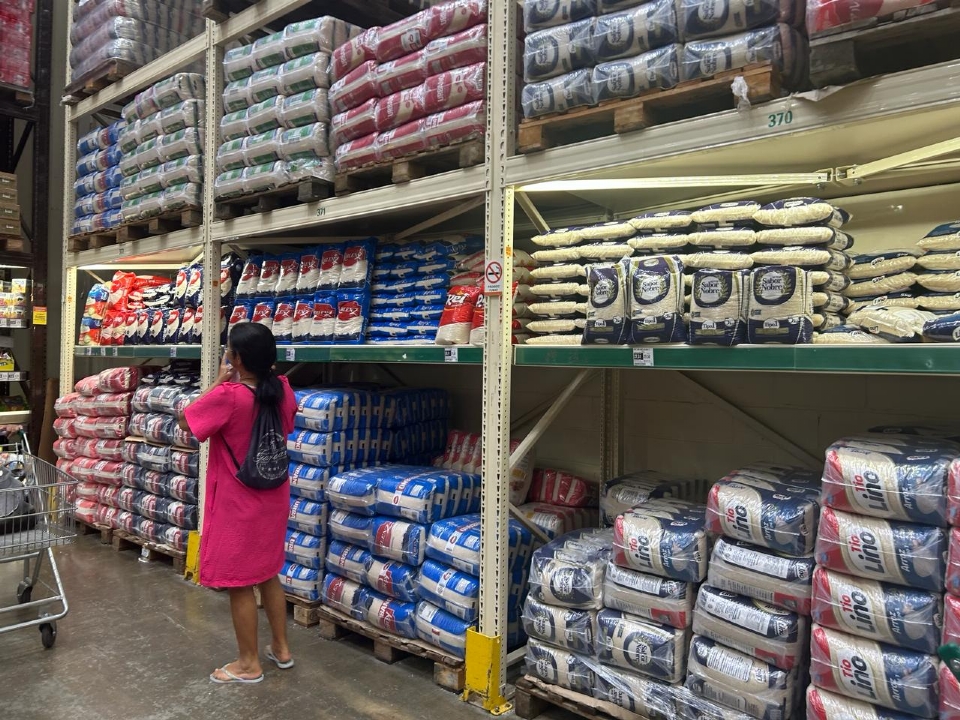 Pacote de arroz de 5 kg  vendido por preos entre R$ 25,90 e R$ 43 em Cuiab