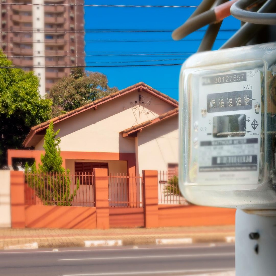 Descubra como economizar no perodo de bandeira amarela; Enersim  alternativa