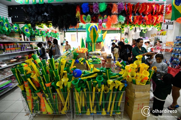 Comerciantes preparam lojas para Copa do Mundo e estimam aumento de at 60% nas vendas