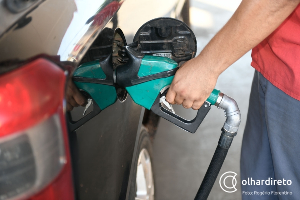 Petrobras anuncia reduo no valor da gasolina e do diesel para as distribuidoras