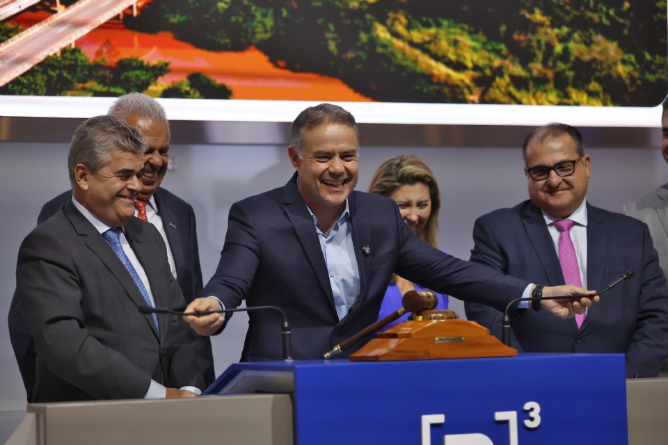 Ao centro, ministro dos Transportes Renan Filho