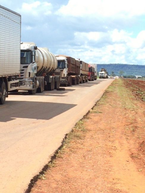 Aps dois dias, caminhoneiros liberam rodovia prxima a Rondonpolis; 6 cidades continuam fechadas