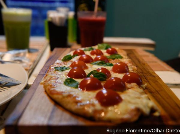 Pizzas com massa integral  apenas um dos itens do cardpio do Banana Verde; Estabelecimentos especializados em comida saudvel procurar assar o hambrguer afim de evitar adio de leo