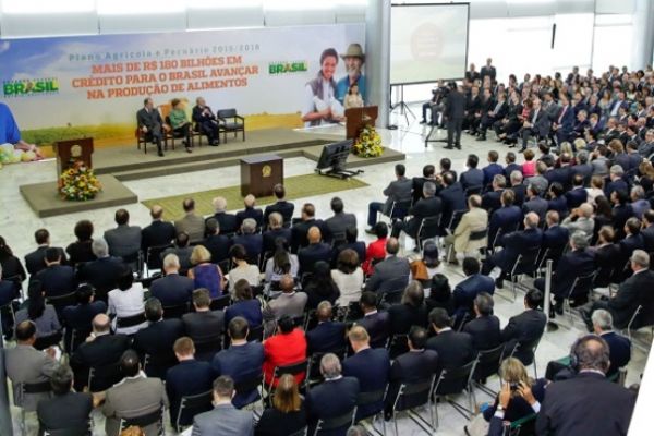 Ministros Ktia Abreu e Patrus Ananias anunciam plano em cerimnia com Dilma Rousseff