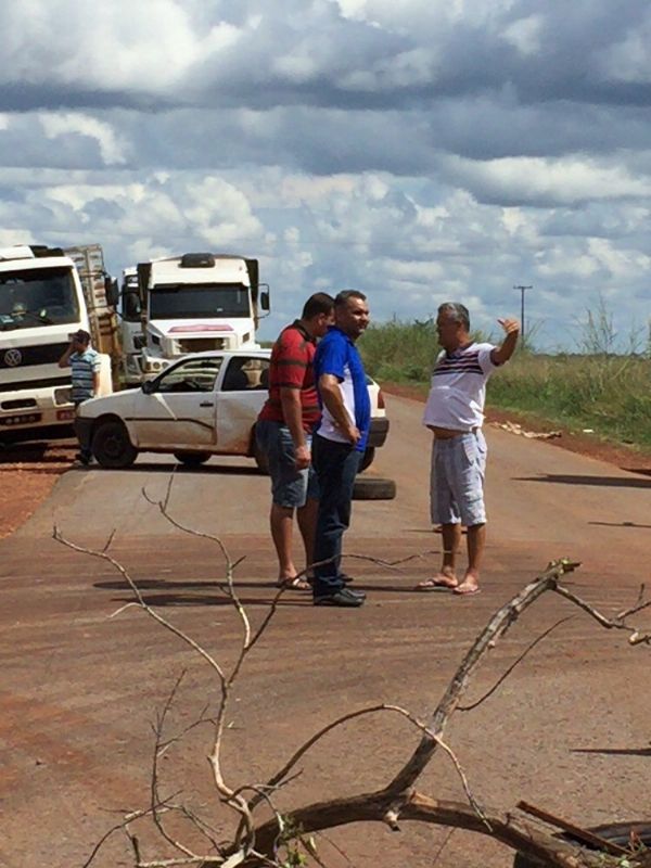 Caminhoneiros bloqueiam MT-121 em Arenpolis; sobe para 9 cidades fechadas veja fotos