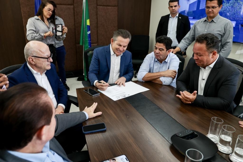 Governador assina autorizao para construo do novo Trevo de Rondonpolis