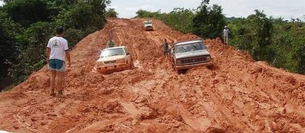 Atoleiros so comuns em poca de chuva em MT