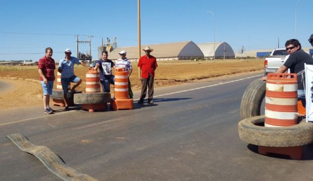 Bloqueios de caminhoneiros em trechos de rodovias se espalham para quatro municpios de MT