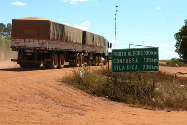 Populao de Vila Rica interdita BR-158 por reduo de impostos e pavimentao