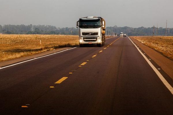 Taques sanciona Fethab e assegura R$ 730 mi para rodovias e R$ 20 mi para agricultura familiar