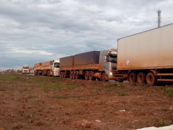 Lei dos caminhoneiros entra em vigor, mas no satisfaz categoria