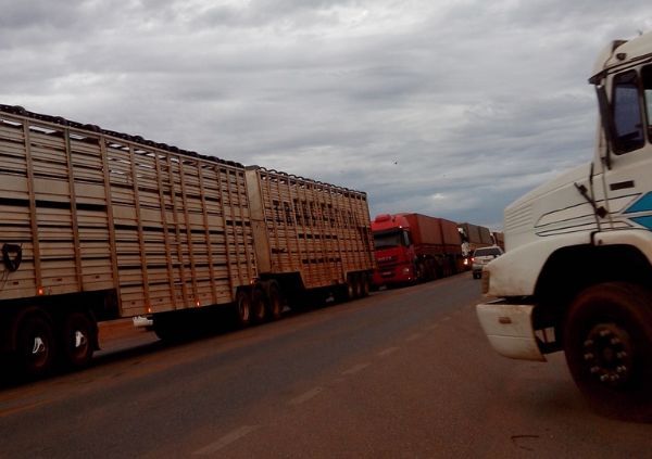 Caminhoneiros trancam BR-163 em Mato Grosso em protesto ao frete e leo diesel