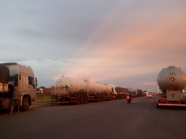 Caminhoneiros liberam cargas de combustveis e perecveis; Transporte ser escoltado