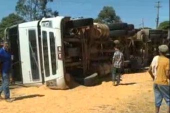 Carreta carregada com milho tomba em trevo de acesso na BR-163