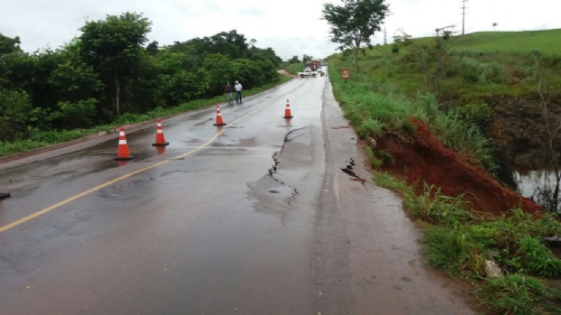 Ap�s desmoronamento, PRF recomenda desvio a motoristas que passam pela BR-163