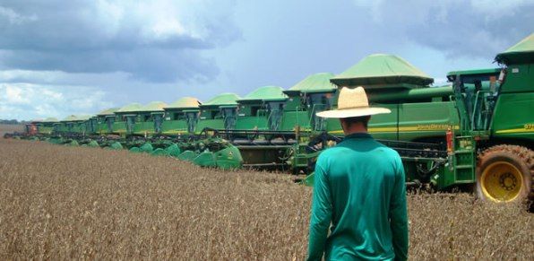 Grupo de colheitadeiras da Vanguarda se preparando para colher soja em uma fazenda em Mato Grosso