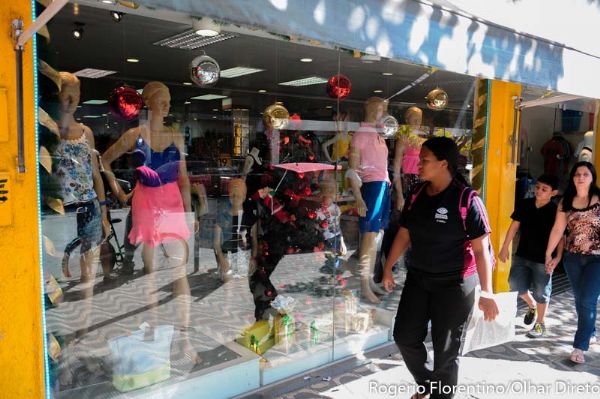 Comrcio de rua ficar aberto at as 22h a partir desta tera; Shopping Popular at 21h a partir do dia 15