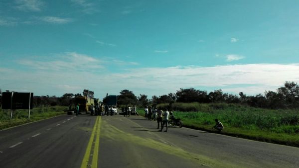 Ponto em Comodoro  bloqueado na manh deste domingo