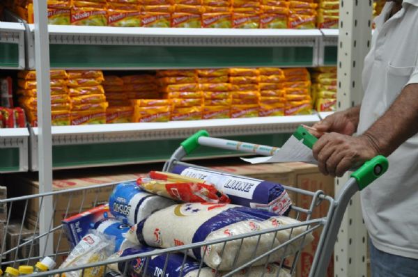 Cesta bsica em Cuiab est quase R$ 30 mais cara que em 2015; feijo foi um dos viles