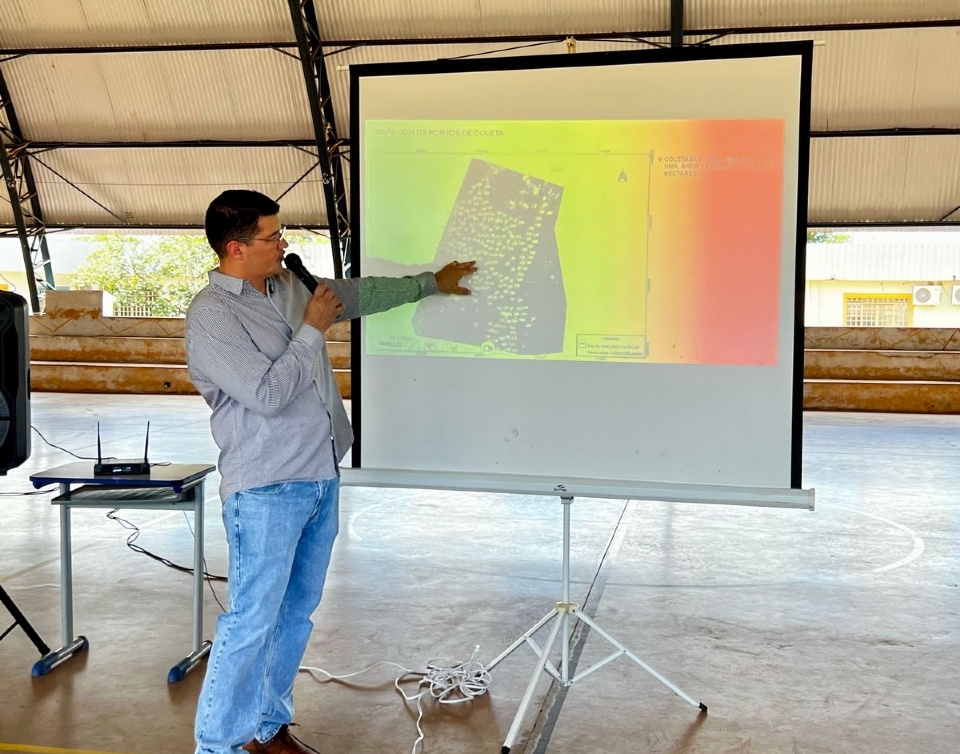 Pesquisador da Empaer apresentando dados colhidos  comunidade Mata Cavalo