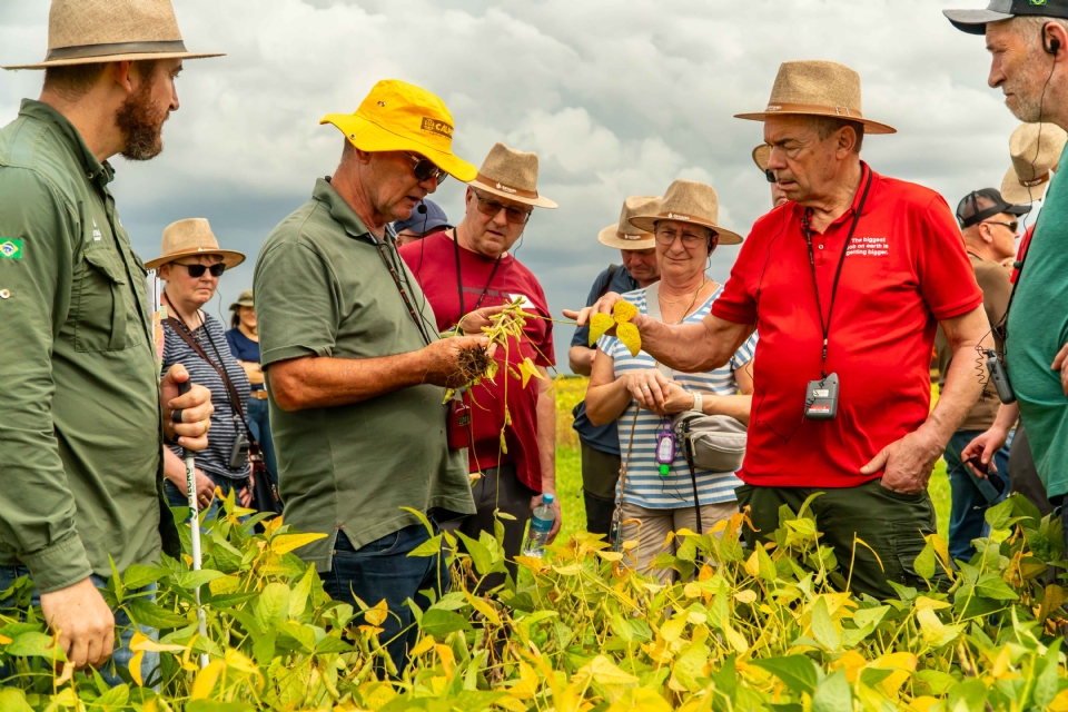 Comitiva de agricultores alem�es visitam experimentos da primeira safra no CTECNO Parecis