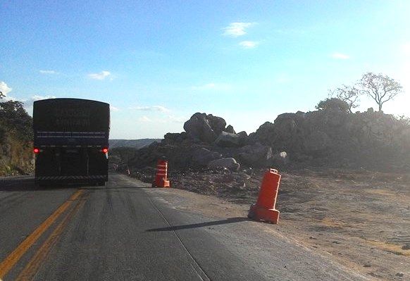 Detonaes de rochas bloqueiam trecho da BR-364 em Mato Grosso nesta quinta-feira