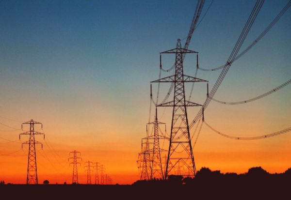 Energia elétrica deve subir 38,3% e gasolina 8% em 2015, diz Banco Central