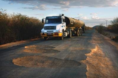 Estradas sem condies de trafegabilidade prejudicam a exportao do setor florestal