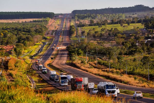 PRF publica restri��es para tr�fego de caminh�es em rodovias federais em 2016