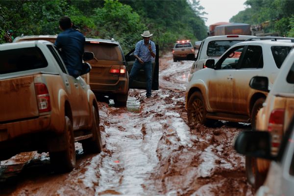 Expedio do Governo pelo Xingu ouve demandas debaixo de chuva e em meio a lamaal; veja fotos