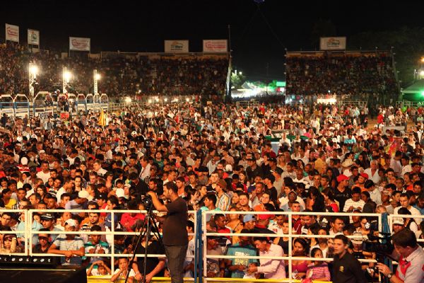 Abertura da Exposorriso 2013 contou com a presena de 30 mil pessoas e sorteou de prmios
