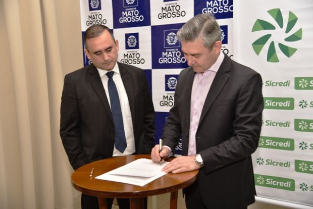 O secretrio de Gesto, Jlio Modesto e o presidente da regional do Sicredi, Joo Carlos Spenthof