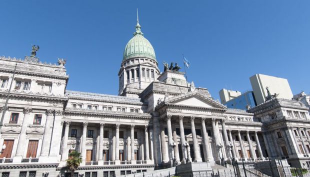 A sede do parlamento se encontra no Palcio do Congresso, localizado na Plaza de los Congresos