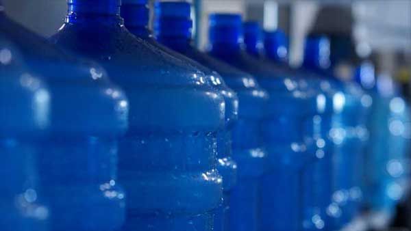 Cuiab registra falta de garrafes de gua para vender devido manifestos de caminhoneiros
